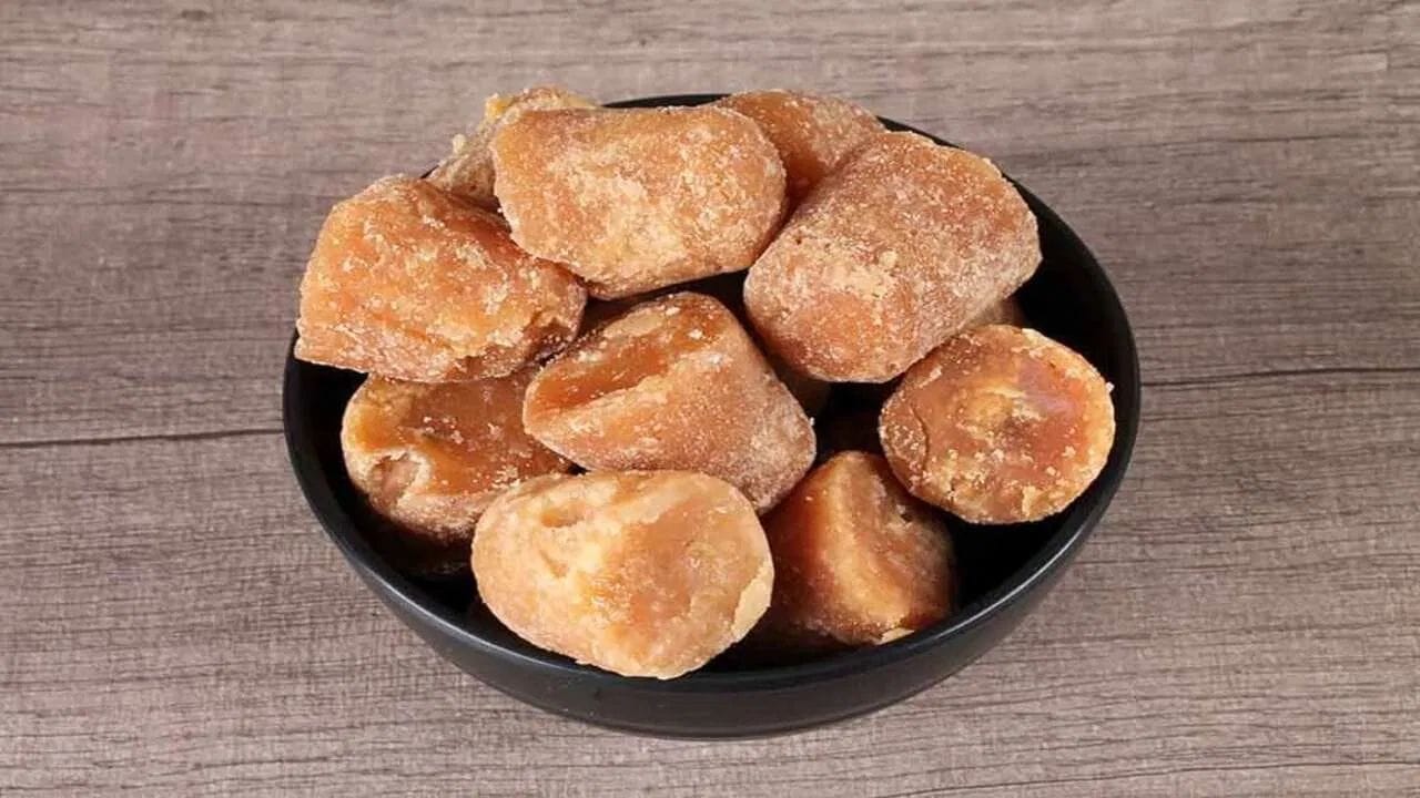 ગોળ આપણા આહારનો એક ખાસ ભાગ છે. ગોળ સ્વાસ્થ્ય માટે ખૂબ જ ફાયદાકારક માનવામાં આવે છે. પ્રાચીન સમયમાં લોકો ખાંડને બદલે ગોળનો ઉપયોગ કરતા હતા, કારણ કે તે નેચરલ હોય છે અને તેમાં ઘણા મિનરલ્સ હોય છે. આ એક મુખ્ય કારણ છે કે, તેનું સેવન સ્વાસ્થ્ય માટે આટલું ફાયદાકારક માનવામાં આવે છે.