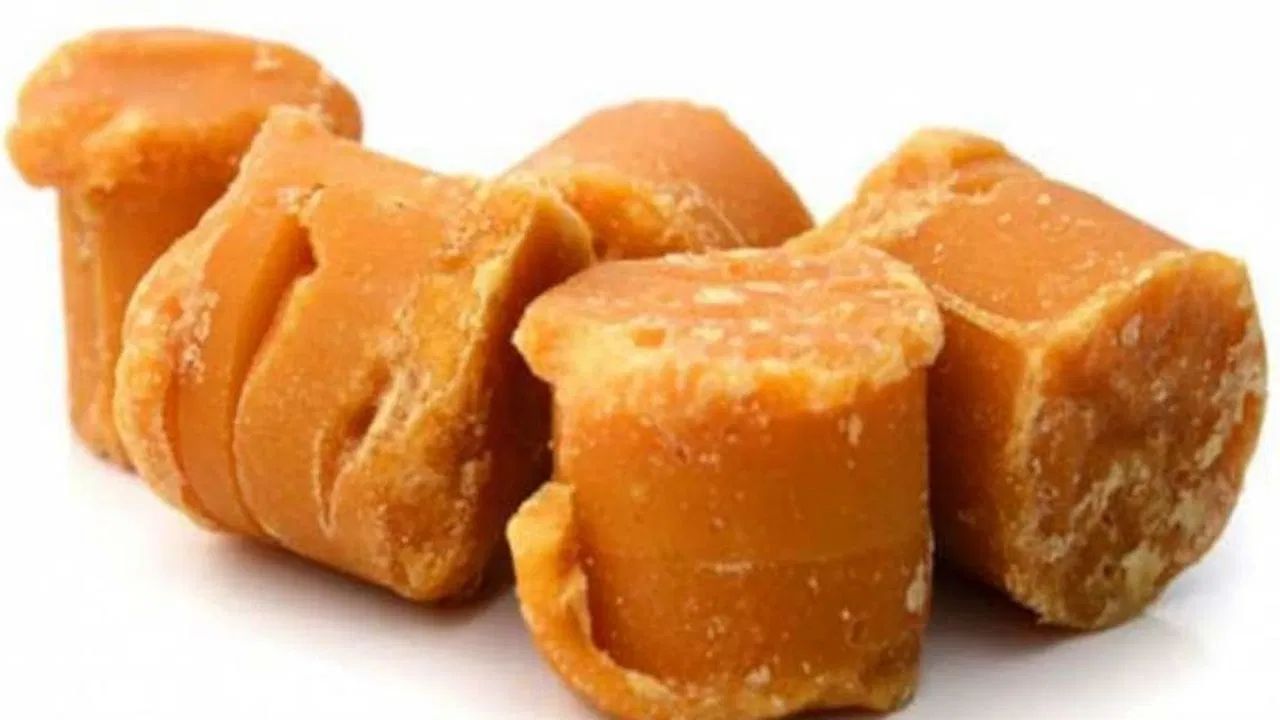 શરીરને ગરમ રાખવામાં મદદ કરે છે: જો તમે શિયાળા દરમિયાન ગોળનું સેવન કરવાનું શરૂ કરો છો, તો તે તમારા શરીરને અંદરથી ગરમ રાખવામાં મદદ કરે છે. જો તમને ખૂબ ઠંડી લાગે છે, તો તમારે દિવસમાં એકવાર ગોળનો ટુકડો ચોક્કસ ખાવો જોઈએ.