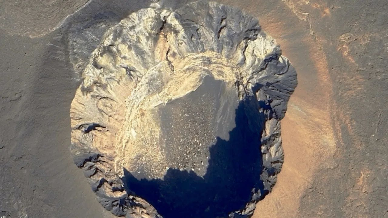 જ્વાળામુખીની રાખ ખૂબ જ બારીક અને તીક્ષ્ણ કણોથી બનેલી હોય છે. તે હવામાં ફેલાય છે અને વાદળો બનાવે છે. આ કણો એટલા સખત હોય છે કે તે વિમાનના એન્જિન, વિન્ડશિલ્ડ અને સેન્સરને ગંભીર નુકસાન પહોંચાડી શકે છે. જો કોઈ વિમાન આવા વાદળોમાં પ્રવેશ કરે છે, તો તે એન્જિન નિષ્ફળતા જેવી ગંભીર સમસ્યાઓનું કારણ પણ બની શકે છે. તેથી, વિશ્વભરમાં એવા નિયમો છે જે મુસાફરો અને વિમાનોની સલામતી સુનિશ્ચિત કરવા માટે એરલાઇન્સને જ્વાળામુખીની રાખવાળા વિસ્તારોને ટાળવાની જરૂર છે.