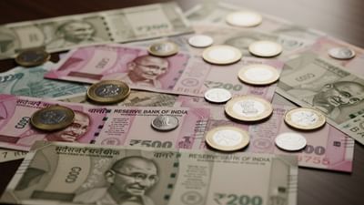 જો તમે તમારા દૈનિક જીવનમાં વાસ્તુના થોડાક સરળ સિદ્ધાંતોને અનુસરો, તો તે તમારા માટે અનેક રીતે લાભદાયક બની શકે છે. ઘણીવાર લોકો સારી આવક હોવા છતાં પૈસા બચાવી શકતા નથી,  આવી પરિસ્થિતિ ટાળવા માટે કેટલાક અસરકારક વાસ્તુ ઉપાયો અપનાવવાથી નાણાકીય સ્થિરતા અને સમૃદ્ધિ જાળવી  શકાય છે. ( Credits: AI Generated )