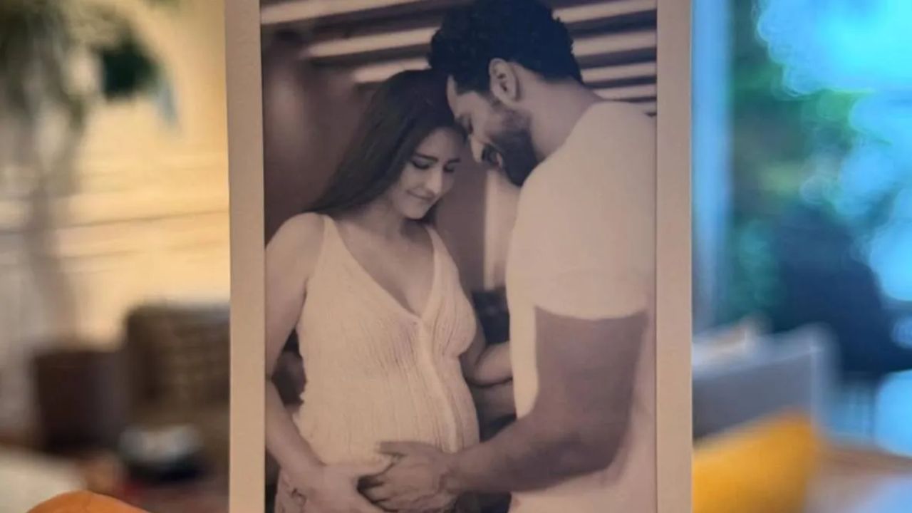 વિકીએ બોલીવુડમાં પોતાનું નામ બનાવ્યું છે. હવે તે ઉચ્ચ કક્ષાની ફી ધરાવે છે. મીડિયા અહેવાલો મુજબ, ચાવા, બેડ ન્યૂઝ અને સેમ બહાદુર જેવી ફિલ્મો માટે તે પ્રતિ ફિલ્મ આશરે ₹10 કરોડ (આશરે $10 બિલિયન) ચાર્જ કરે છે. તેની સતત વધતી ફી અને તેની ફિલ્મોની સફળતા તેને ઉદ્યોગના સૌથી સફળ અભિનેતાઓમાંનો એક બનાવે છે.