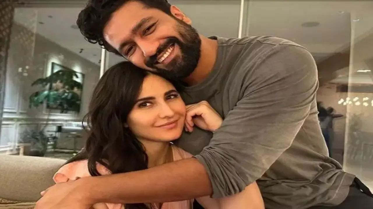 કેટરિના મુંબઈમાં ઘણી મિલકતો ધરાવે છે. આમાં બાંદ્રામાં 3-BHK (₹8.2 કરોડ), લોખંડવાલામાં એક પ્રીમિયમ મિલકત (₹17 કરોડ) અને લંડનમાં એક બંગલો (₹7 કરોડ)નો સમાવેશ થાય છે. વિક્કી, તેના પરિવાર સાથે લાંબા સમયથી મિલકતો ધરાવે છે.