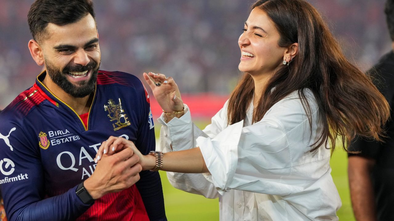 વિરાટ કોહલી અને અનુષ્કા શર્મા બંનેએ પોતાના દમ પર સફળતા મેળવી છે. વિરાટ કોહલીના જન્મદિવસ પર ચાલો જાણીએ કે શિક્ષણમાં કોણ આગળ છે.જાણો ઉંમરમાં કેટલી મોટી છે અનુષ્કા શર્મા