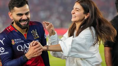 વિરાટ કોહલી અને અનુષ્કા શર્મા બંનેએ પોતાના દમ પર સફળતા મેળવી છે. વિરાટ કોહલીના જન્મદિવસ પર ચાલો જાણીએ કે શિક્ષણમાં કોણ આગળ છે.જાણો ઉંમરમાં કેટલી મોટી છે અનુષ્કા શર્મા