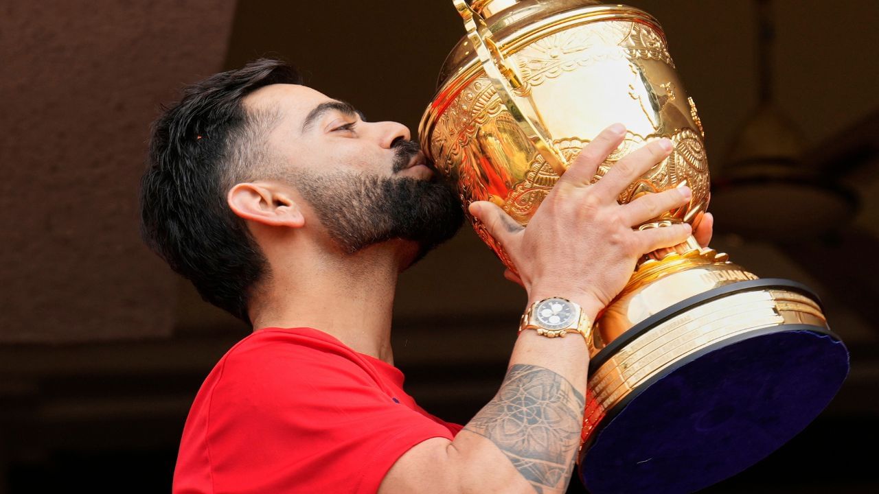 વિરાટ કોહલીએ ધોરણ 12 સુધી અભ્યાસ કર્યો છે. તેમણે વિશાલ ભારતી પબ્લિક સ્કુલમાંથી અભ્યાસ કર્યો છે. વિરાટ કોહલીએ 1998માં વેસ્ટ દિલ્હી ક્રિકેટ એકેડમીમાં એન્ટ્રી કરી હતી. ત્યારબાદ ક્રિકેટની દુનિયામાં મોટું નામ કમાયું છે.