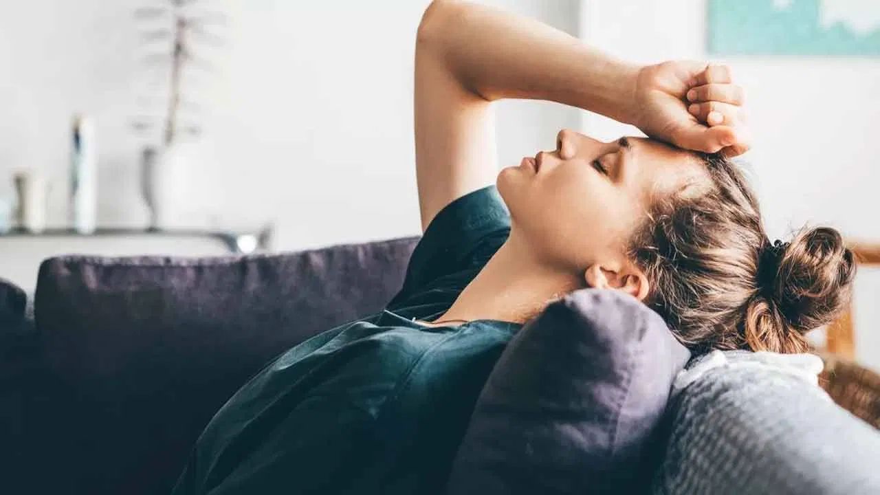 થાક અને નબળાઈ - આ સૌથી સામાન્ય લક્ષણ છે. વિટામિન B12 ની ઉણપ શરીરમાં લક્ષણોનું કારણ બની શકે છે. સ્વસ્થ લાલ રક્તકણો બનતા નથી, જેના કારણે એનિમિયા થાય છે. લાલ રક્તકણો આખા શરીરમાં ઓક્સિજન વહન કરે છે. ઉણપ વિવિધ પ્રકારના ઓક્સિજન પહોંચાડી શકે છે. શરીરના ભાગો, જેના પરિણામે સતત થાક, સુસ્તી અને નબળાઈ આવે છે.