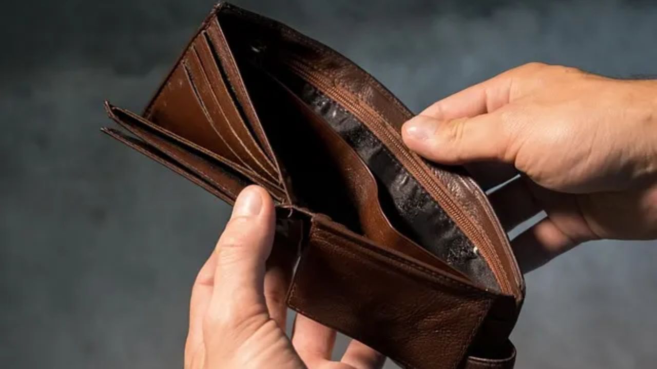 જો તમે તમારા પાકીટને ખાલી ન થવા દેવા માંગતા હો, તો તમારે હંમેશા લાલ કપડામાં બાંધેલો સિક્કો રાખવો જોઈએ. આ સમૃદ્ધિ સુનિશ્ચિત કરે છે.