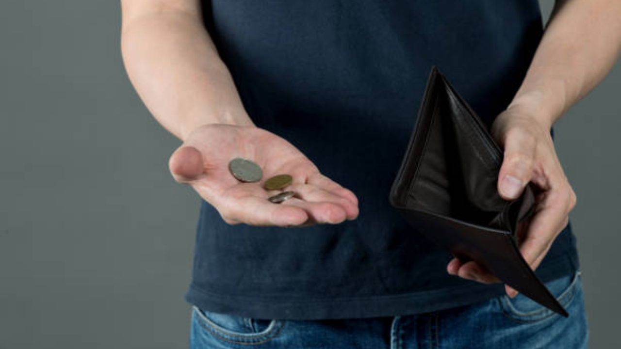 જો શાસ્ત્રોનું માનીએ તો, તમારું પાકીટ ક્યારેય ખાલી ન હોવું જોઈએ. તે ગરીબીની નિશાની માનવામાં આવે છે. પાકીટમાં ઓછામાં ઓછો 1 રૂપિયાનો સિક્કો રાખવો જોઈએ.