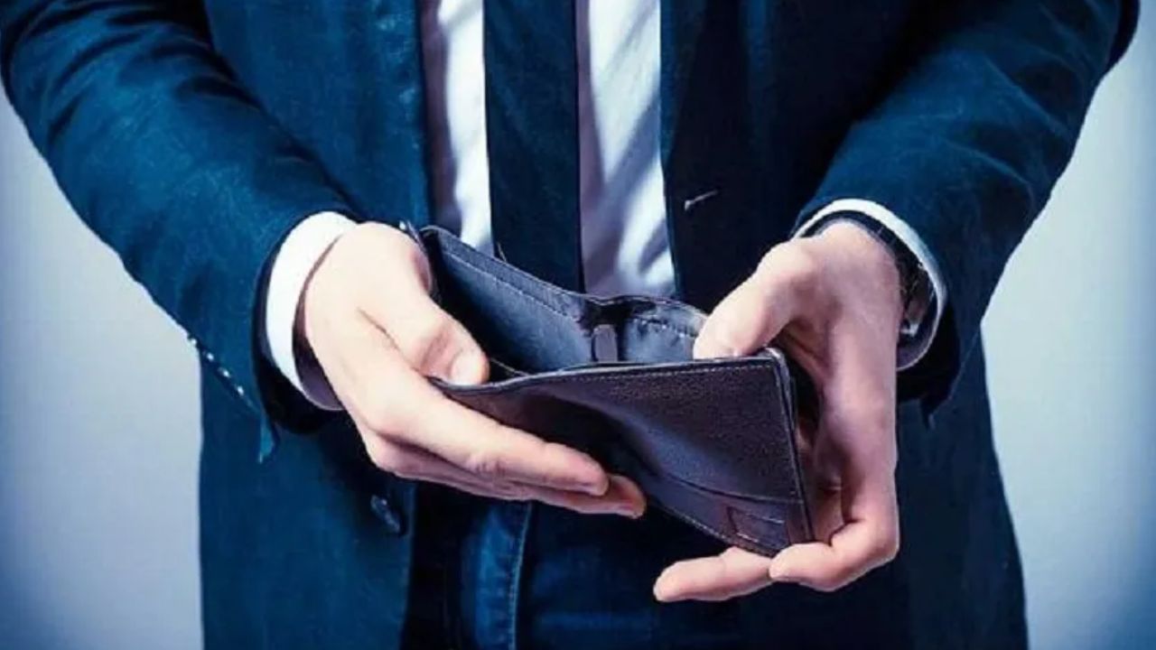 ખાલી પાકીટ રાખવાથી જીવનમાં ગંભીર આર્થિક મુશ્કેલીઓ પણ આવી શકે છે. આનાથી વ્યક્તિને પૈસાની કમીનો સામનો કરવો પડશે