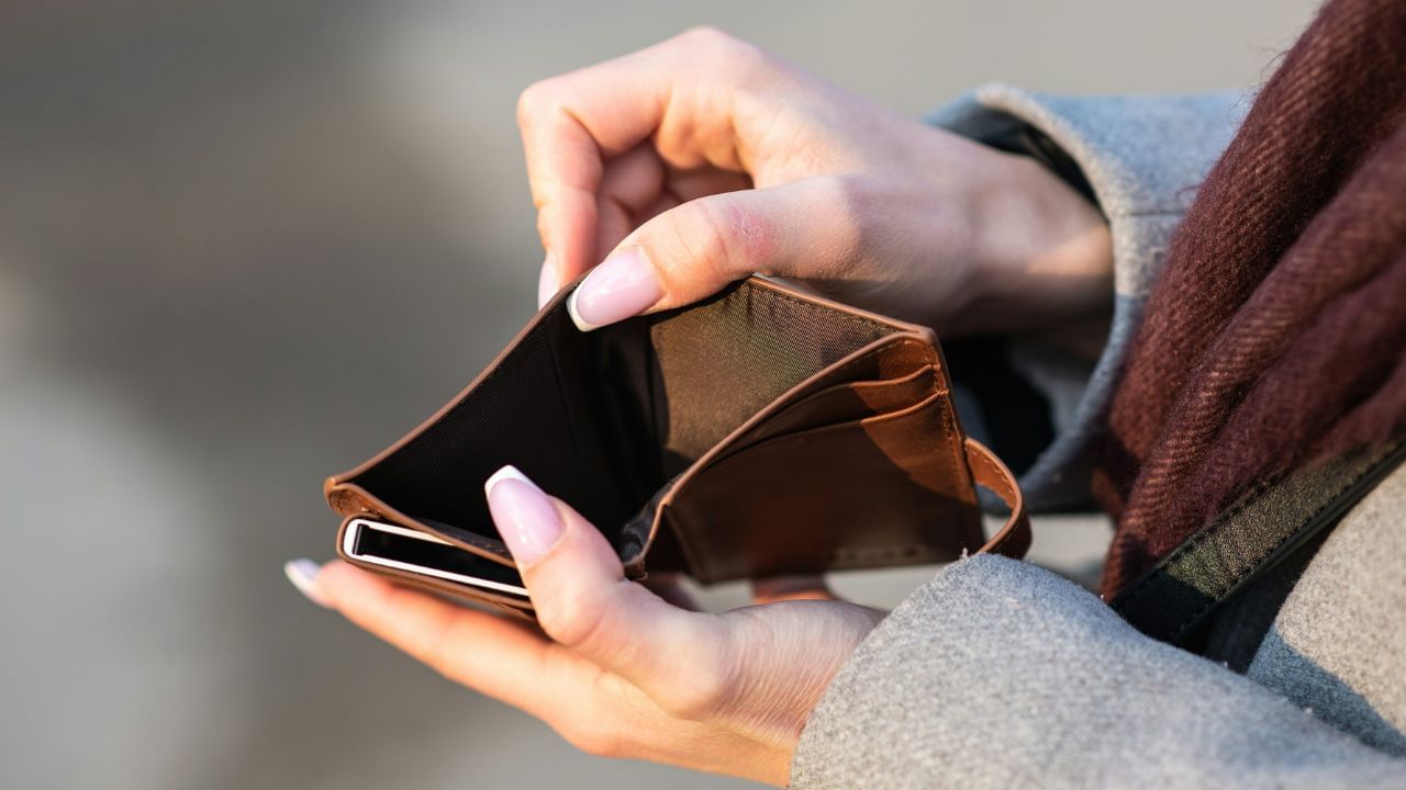 ખાલી પર્સ રાખવું અશુભ માનવામાં આવે છે. એવું માનવામાં આવે છે કે આ ભૂલ જીવનમાં સમૃદ્ધિ છીનવી લે છે. આથી તમારે આ ભૂલ ના કરવી જોઈએ. તમારું પાકીટ ખાલી રાખવાથી દેવી લક્ષ્મી પણ ગુસ્સે થઈ શકે છે. આનાથી તમને સતત નાણાકીય મુશ્કેલીઓનો સામનો કરવો પડી શકે છે.