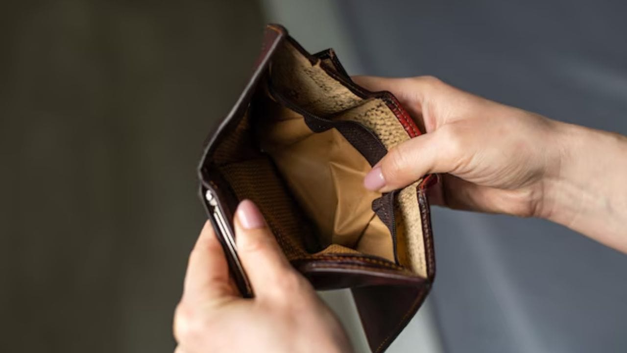 જીવનમાં પૈસા ખૂબ જ મહત્વપૂર્ણ છે. પૈસાનો અભાવ વ્યક્તિને નબળો પાડી શકે છે. તેવી જ રીતે શાસ્ત્રો તમારા પાકીટ ખાલી રાખવાને ખૂબ જ અશુભ માને છે. એવું કહેવાય છે કે ક્યારેય ખાલી પાકીટ ન રાખવું જોઈએ. તો ચાલો જાણીએ તેના પાછળ શું કારણ છે