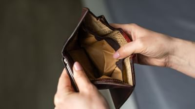 જીવનમાં પૈસા ખૂબ જ મહત્વપૂર્ણ છે. પૈસાનો અભાવ વ્યક્તિને નબળો પાડી શકે છે. તેવી જ રીતે શાસ્ત્રો તમારા પાકીટ ખાલી રાખવાને ખૂબ જ અશુભ માને છે. એવું કહેવાય છે કે ક્યારેય ખાલી પાકીટ ન રાખવું જોઈએ. તો ચાલો જાણીએ તેના પાછળ શું કારણ છે