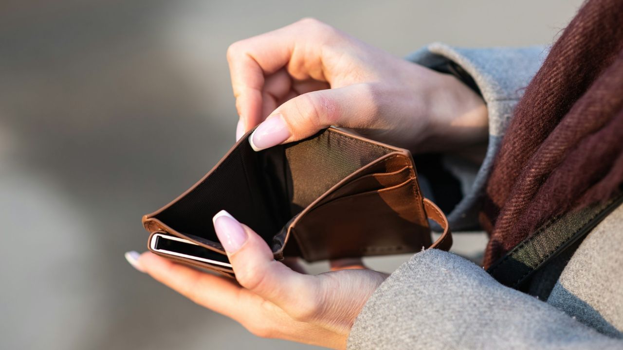 વાસ્તુ શાસ્ત્ર મુજબ પર્સમાં તજની લાકડી રાખવી એ નાણાકીય લાભ માટે શુભ માનવામાં આવે છે. આ તમારી બધી મુશ્કેલીઓ દૂર કરી શકે છે.