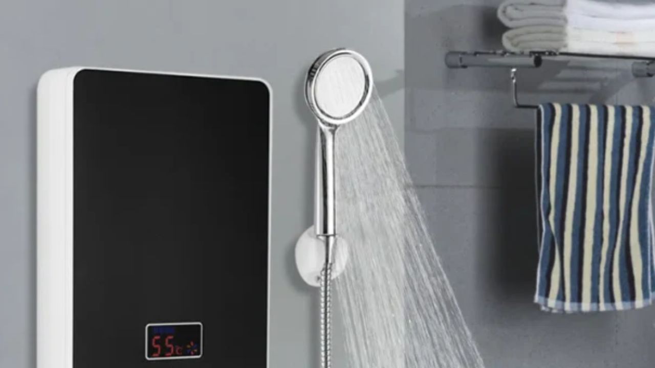 બીજી બાજુ સ્ટોરેજ ગીઝર પાણીને લાંબા સમય સુધી ગરમ રાખે છે. જો ઉપયોગ અનિયમિત હોય તો હીટિંગ એલિમેન્ટ વારંવાર ચાલુ થાય છે, જેનાથી વીજળીના બિલમાં વધારો થાય છે. તેથી તમારી જરૂરિયાતો માટે યોગ્ય પ્રકારનું ગીઝર પસંદ કરો. વીજળી બચાવવાની સરળ રીતો: જરૂરિયાત પડે ત્યારે જ ગીઝર ચાલુ કરો અને વધુ ગરમ કરવાનું ટાળો. તાપમાન 50-55 ડિગ્રી પર સેટ કરવું શ્રેષ્ઠ છે, જે વીજળી બચાવે છે. પાઇપલાઇનમાં ગરમીનું નુકસાન ઘટાડવા માટે નળ પાસે ગીઝર સ્થાપિત કરો. જો તમારા ઘરમાં હાર્ડ વોટર આવતું હોય, તો ટાંકીની નિયમિત સર્વિસ કરાવો. કારણ કે સ્કેલિંગ વીજળીનો વપરાશ વધારે છે.