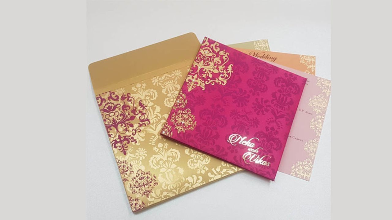 જો તમારા પરિવારમાં કોઈના લગ્ન થવાના હોય, તો લગ્નની કંકોત્રી પહેલા ભગવાનને આપવામાં આવે છે અને પછી સંબંધીઓમાં વહેંચવા જોઈએ. પણ કયા-કયા ભગવાનને કંકોત્રી મોકલવી જોઈએ ચાલો જાણીએ