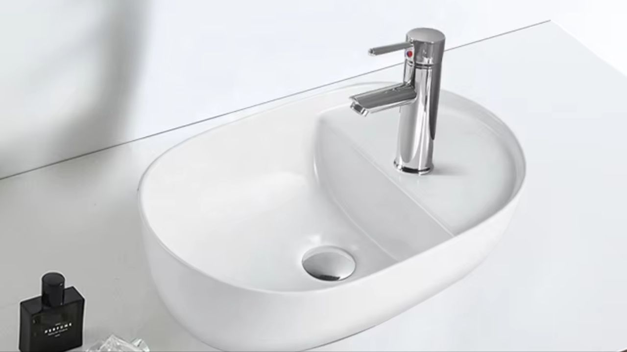 વૈજ્ઞાનિક રીતે, વોશ બેસિન સિરામિકમાંથી બનાવવામાં આવે છે. સિરામિક રંગની વાત કરીએ તો, તેનો મૂળ રંગ સફેદ છે. આથી મોટાભાગે વોશ બેસિનનો રંગ સફેદ હોય છે