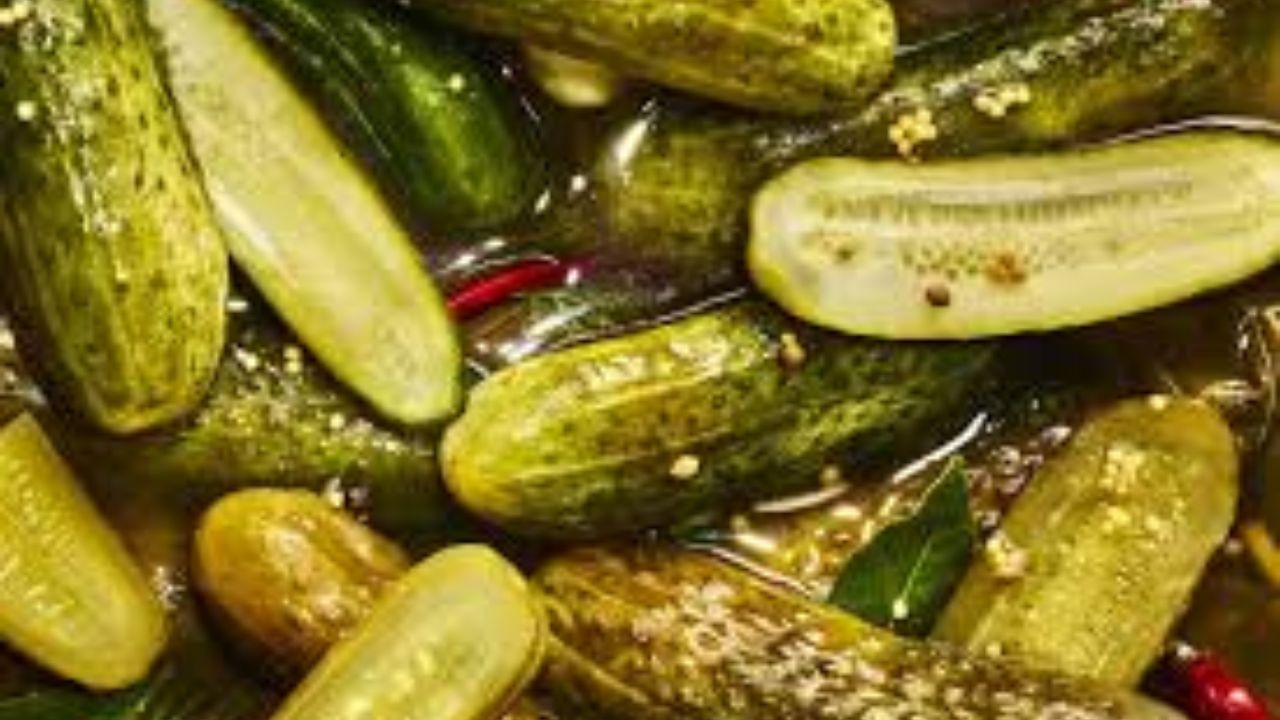 અથાણું મર્યાદિત માત્રામાં ખાઓ: દરેક વ્યક્તિએ અથાણું મર્યાદિત માત્રામાં ખાવું જોઈએ. તે ખૂબ મીઠું, તેલ અને મસાલાથી બનાવવામાં આવે છે. તેથી, વધુ પડતું અથાણું ખાવાથી હાઈ કોલેસ્ટ્રોલ અથવા હાઈ બ્લડ પ્રેશરનું જોખમ વધી શકે છે. જે લોકો એસિડિટીથી પીડાય છે, તેમના માટે વધુ પડતું અથાણું ખાવાથી આ સમસ્યાઓ વધી શકે છે.
