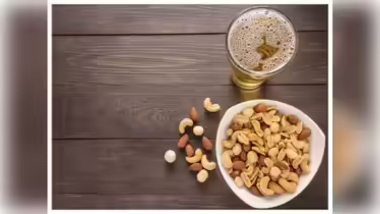 તરસ વધારે છે તેથી ગ્રાહકો વધુ દારૂ પીવે છે: નમકીન મગફળી ખાવાથી તરસ વધે છે. આનાથી પાણી અને આલ્કોહોલના ઓર્ડર વધુ મળે છે. આનાથી તેમની આવકમાં સીધો ફાળો મળે છે. જેમ જેમ તેઓ તરસ વધારે છે, તેમ તેમ તેઓ વધુ પીણાંનો વપરાશ કરે છે. પરિણામે તમારા ખિસ્સા હળવા થાય છે, જેનાથી બાર અને રેસ્ટોરન્ટની આવક વધે છે.
