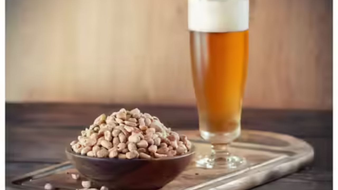 હેંગઓવરની અસરો ઘટાડે છે: મગફળી પ્રોટીનનો ઉત્તમ સ્ત્રોત છે. તેમાં સ્વસ્થ ચરબી હોય છે. તે શરીરમાં આલ્કોહોલનું શોષણ ઘટાડે છે. સરળ શબ્દોમાં કહીએ તો તે શરીર પર હેંગઓવરની અસરો ઘટાડે છે. આ જ કારણ છે કે બાર અને રેસ્ટોરન્ટ્સ ક્યારેય આલ્કોહોલ સાથે નમકીન મગફળી પીરસવાનું ભૂલતા નથી. 
