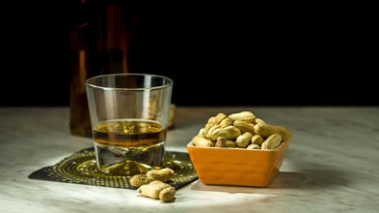 ભૂખ ઉત્તેજિત કરે છે: મગફળીમાં રહેલું મીઠું ભૂખ ઉત્તેજિત કરે છે. આનાથી આલ્કોહોલ સાથે ફૂડ ઓર્ડરની સંખ્યા વધે છે. રેસ્ટોરન્ટ્સ વધુ વસ્તુઓ ઓફર કરે છે. જ્યારે ગ્રાહક નમકીન મગફળી ખાય છે, ત્યારે તેમની ભૂખ વધે છે. જેના કારણે તેઓ તેમના પીણાં સાથે વધુ ખોરાકનો ઓર્ડર આપે છે.
