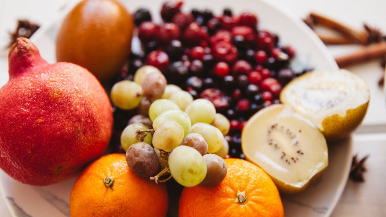 કારણ કે તેમાં સારા સ્વાસ્થ્ય જાળવવા માટે જરૂરી મોસમી પોષક તત્વો હોય છે. જ્યારે મોટાભાગના લોકો માને છે કે ફળો ઠંડા તાસીરના હોય છે, ત્યારે કેટલાક ફળો ગરમ તાસીરના હોય છે અને શિયાળા દરમિયાન તેમને ખાવાથી ફાયદાકારક રહેશે.