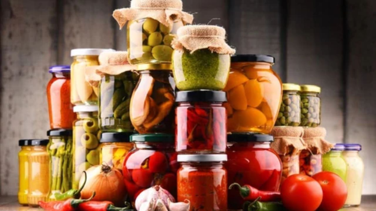 ઘરે અથાણું બનાવો: આજકાલ મોટાભાગના લોકો બજારમાંથી અથાણું ખરીદે છે. પરંતુ આપણે તેને બનાવવા માટે શું વપરાય છે....બજારમાં બનતા અથાણામાં શું આવે છે તેની ખબર હોતી નથી. તેની શેલ્ફ લાઇફ વધારવા માટે પ્રિઝર્વેટિવ્સ પણ ઉમેરી શકાય છે. તેથી ગુણવત્તાયુક્ત ઘટકોનો ઉપયોગ કરીને ઘરે અથાણું બનાવવાનો પ્રયાસ કરો. આ તમારા માટે વધુ ફાયદાકારક હોઈ શકે છે.
