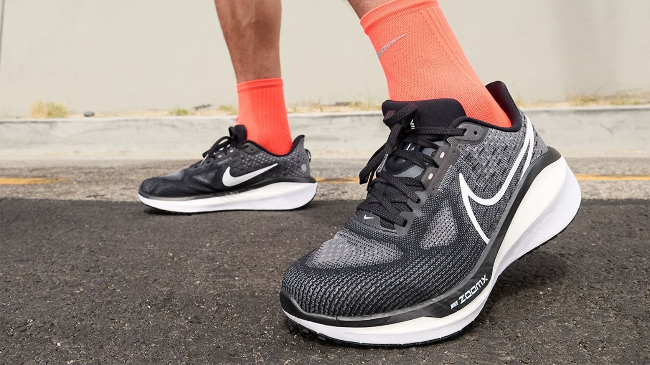 આ ભૂલ ન કરો: સ્પોર્ટ્સ શૂઝ ખરીદતી વખતે આપણે જે સૌથી મોટી ભૂલ કરીએ છીએ તે એ છે કે નિયમિત ફૂટવેરની જેમ તેમના કદને તપાસવા માટે તેમને પહેરીને અથવા ઊભા રહીને પ્રયાસ કરવો. જો કે જૂતા સંપૂર્ણપણે આરામદાયક છે કે નહીં તે સમજવા માટે થોડું ચાલવું મહત્વપૂર્ણ છે. ક્યારેક આપણે એવા જૂતા ખરીદીએ છીએ જે થોડા વધારે પડતા ફિટ અથવા ખૂબ જ ફિટ હોય છે, જેનાથી પગમાં દુખાવો થઈ શકે છે.