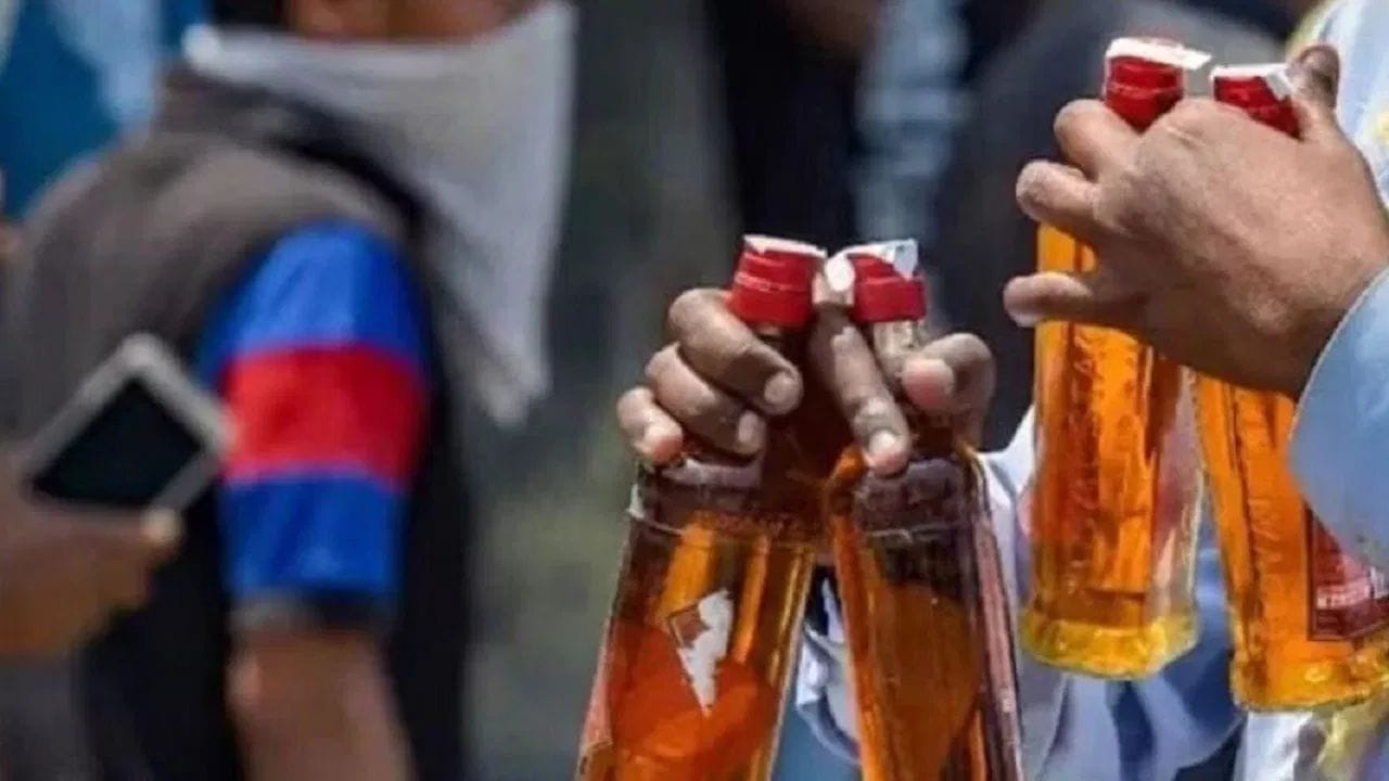 ભારતની વાત કરીએ તો, અહીં વાર્ષિક માથાદીઠ દારૂનો વપરાશ 3.02 થી 4.98 લિટરની વચ્ચે હોવાનો અંદાજ છે. આ આંકડો રોમાનિયા અને મોટાભાગના યુરોપિયન દેશો કરતા નોંધપાત્ર રીતે ઓછો છે. જો કે, નીચી સરેરાશ હોવા છતાં તાજેતરના વર્ષોમાં ભારતમાં દારૂનો વપરાશ ઝડપથી વધ્યો છે. શહેરી વિસ્તારોમાં યુવાનો અને કામદાર વર્ગમાં દારૂ પીવાનું વલણ સતત વધી રહ્યું છે.