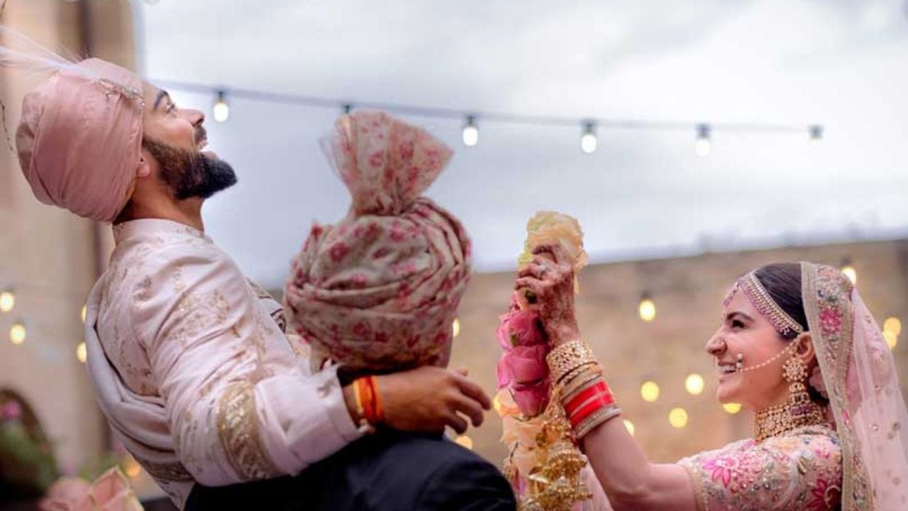 જાન્યુઆરી 2014 માં જ્યારે ટીમ ઈન્ડિયા દક્ષિણ આફ્રિકા પ્રવાસથી મુંબઈ એરપોર્ટ પહોંચી ત્યારે આ કપલ વધુ ધ્યાન ખેંચ્યું.