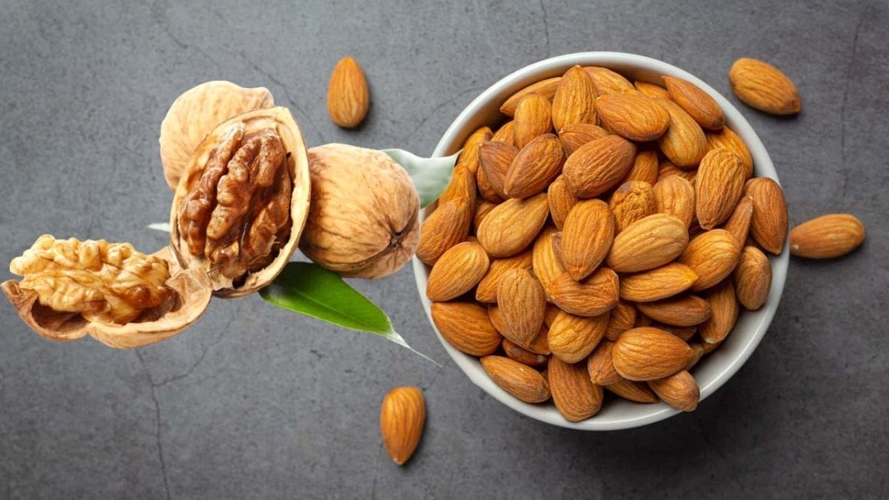 યાદશક્તિ અને દિમાગી સ્વાસ્થ્ય વધારવા માટે બદામ, અખરોટ અને વિટામીન ઈને આહારમાં સામેલ કરવુ જોઈએ. બદામ, અખરોટમાંથી વિટામીન ઈ મળી રહે છે. આ સાથે કોળાના બીજમાંથી ઓમેગા- ફેટી એસિડ, વિટામીન ઈ અને એન્ટીઓક્સિડેન્ટ ભરપૂર માત્રામાં હોય છે. જે દિમાગને તેજ કરે છે. 