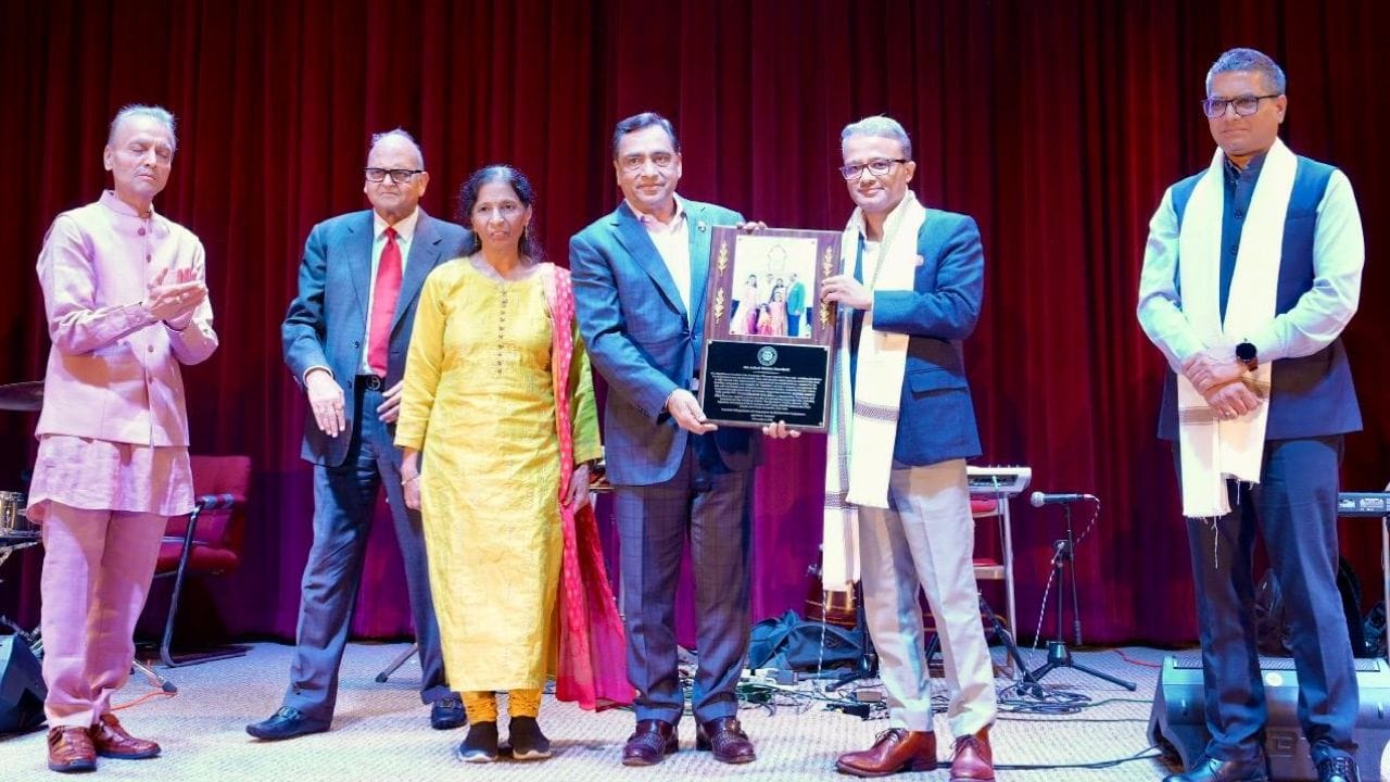 આ કાર્યક્રમમાં સંગીત અને મનોરંજનનું પણ ખાસ મહત્વ હતું, જેમણે લોકોના મનને જીત્યું અને સમુદાયના ઉત્સાહને વધારવાનું કામ કર્યું.