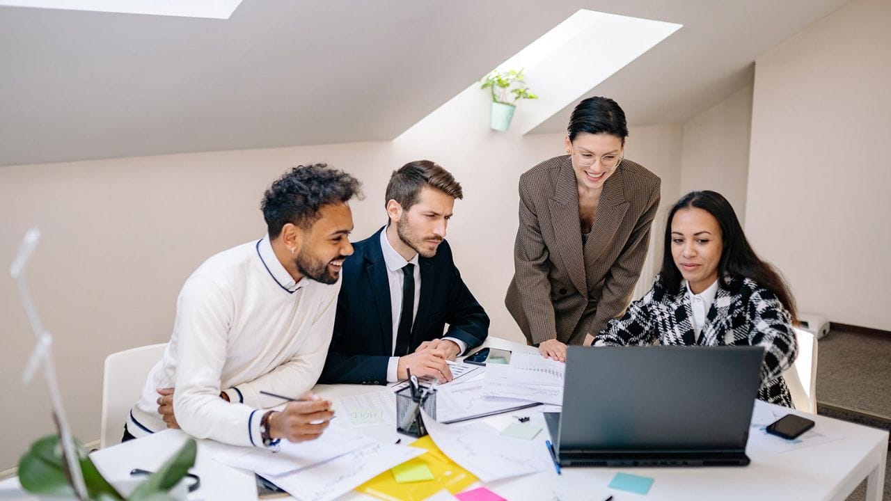 આનો અર્થ એ થયો કે જો તમે રોમેનિયામાં 1,000 લ્યુ કમાઓ છો, તો ભારતમાં તેની કિંમત આશરે ₹20,520 થાય છે. આ જ કારણ છે કે રોમેનિયામાં કામ કરતા ઘણા ભારતીયો નોંધપાત્ર બચત ઘરે મોકલી શકે છે.