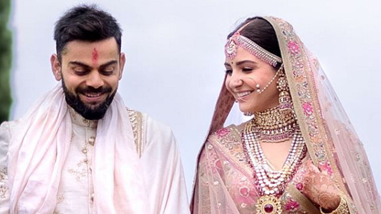 વિરાટ કોહલી અને અનુષ્કા શર્માની પહેલી મુલાકાત ખૂબ જ રસપ્રદ રહી હતી. તેઓ 2013 માં એક જાહેરાતના શૂટિંગના સેટ પર મળ્યા હતા.