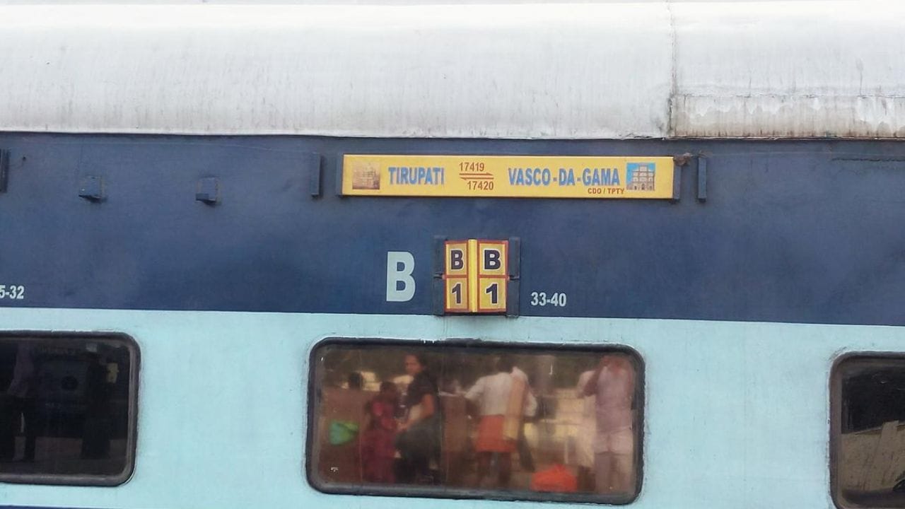 ટ્રેનમાં B કોચ ત્રણ-સ્તરીય કોચનો ઉલ્લેખ કરે છે, જેનો અર્થ થાય છે કે તેમાં ત્રણ બેઠકો હોય છે. તે સંપૂર્ણપણે વાતાનુકૂલિત છે. તેમાં પડદા કે આવા અન્ય વર્ગો નથી. તે અન્ય બે વર્ગો કરતાં થોડો વધુ આર્થિક છે. લોકો ઓછા ખર્ચે શ્રેષ્ઠ વર્ગની સલામતી અને આરામનો આનંદ માણવા માટે આ કોચ પસંદ કરે છે.