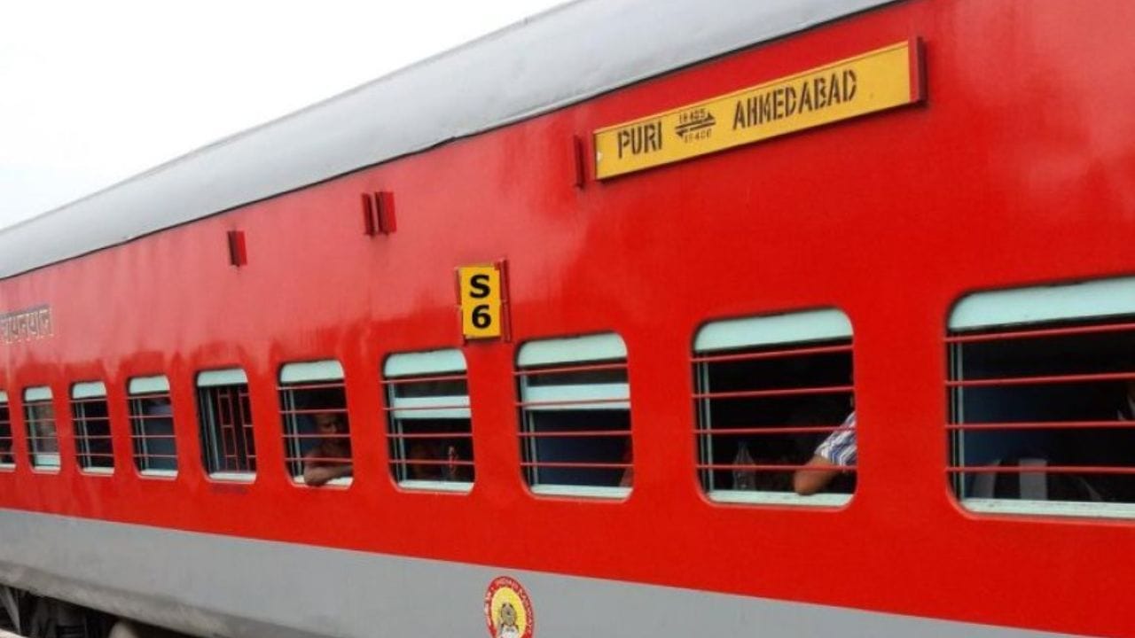 ટ્રેનમાં "S" નો અર્થ "સ્લીપર ક્લાસ" થાય છે. આ ક્લાસમાં ઉપર અને નીચે ત્રણ બર્થ પણ છે. આ ક્લાસમાં પંખા છે, આ એક ખૂબ જ આર્થિક ક્લાસ છે. તમે આ કોચમાં ઓછા પૈસામાં મુસાફરી કરી શકો છો.