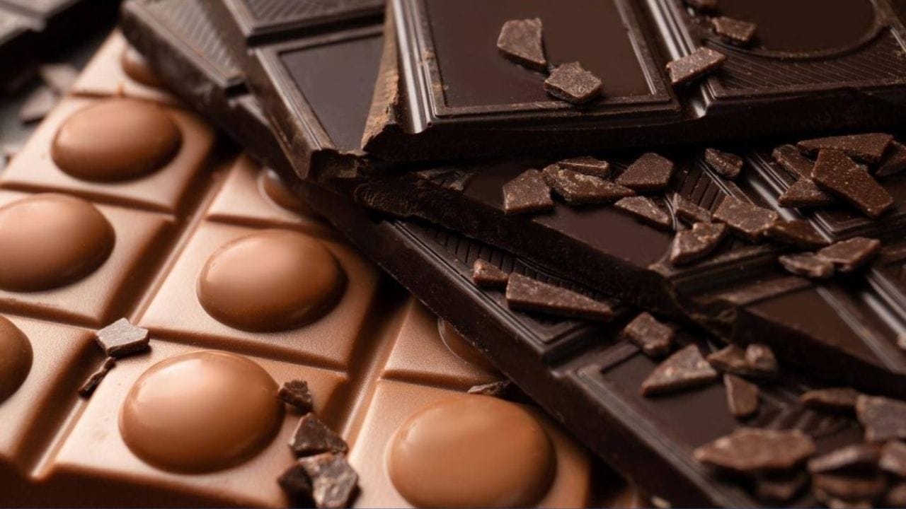 ડાર્ક ચોકલેટ ફ્લેવોનોઈડ્સ અને કેફીનથી ભરપૂર હોય છે, જે એકાગ્રતા અને યાદશક્તિ વધરાવામાં મદદ કરે છે. 