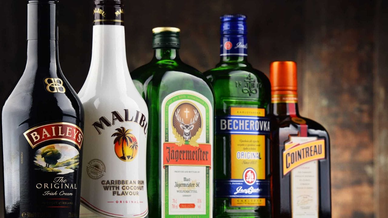 લિકર એ મૂળભૂત રીતે ફળો, જડીબુટ્ટીઓ અથવા મસાલાઓથી ભરેલા સ્પિરિટ્સ છે અને વધુ મીઠા હોય છે. તેનો ઉપયોગ મોટે ભાગે કોકટેલમાં થાય છે. (Image Credit: Google)