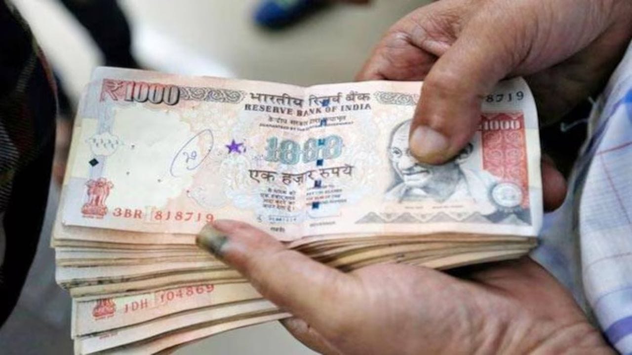 આ નોટોનો ક્યાંય ઉપયોગ કેમ ન કરી શકાય: મર્યાદિત માત્રામાં નોટો રાખવી કાનુની છે, પરંતુ જૂની ₹500 અને ₹1000 ની નોટો હવે કાનુની ટેન્ડરમાં નથી. આનો સીધો અર્થ એ છે કે તેનો ઉપયોગ માલ ખરીદવા, બિલ ચૂકવવા, લોન ચૂકવવા અથવા અન્ય કોઈપણ વ્યવહારો કરવા માટે થઈ શકશે નહીં.