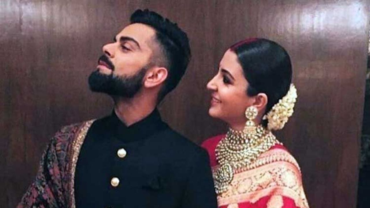 ટીમના બાકીના સભ્યો સાથે હોટેલમાં જવાને બદલે, વિરાટ અનુષ્કાના એપાર્ટમેન્ટમાં ગયો.