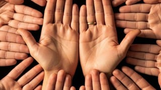 Palmistry Signs: શું તમારી હથેળીમાં છે, ત્રિકોણ રેખાઓ ? કરોડપતિ થી લઈ સંપત્તિવાન બનવાના સંકેત ઓળખો