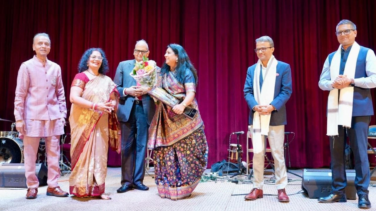 સાંજે સ્વર સરિતા અને ઇન્ડિયન આઇડોલ ગાયિકા ખુદા બક્ષ દ્વારા જીવંત મનોરંજન રજૂ કરવામાં આવ્યું, જેણે રાત્રે 11:00 વાગ્યા પછી પ્રેક્ષકોને મંત્રમુગ્ધ કરી દીધા. કાર્યક્રમનું સમાપન બધા ઉપસ્થિતોને પ્રશંસા અને ઉત્સવની શુભેચ્છાના પ્રતીક તરીકે ભેટ આપીને કરવામાં આવ્યું.