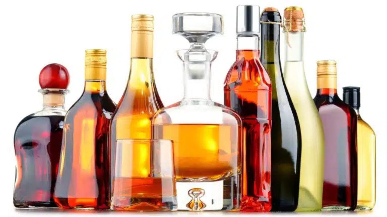 મીડ મધ અને પાણીને આથો આપીને બનાવવામાં આવે છે. ક્યારેક ફળો, મસાલા અથવા અનાજ ઉમેરવામાં આવે છે. તે વિશ્વના સૌથી જૂના આલ્કોહોલિક પીણાંમાંનું એક માનવામાં આવે છે અને તેનો સ્વાદ મીઠાથી સૂકા સુધીનો હોઈ શકે છે. (Image Credit: Google)