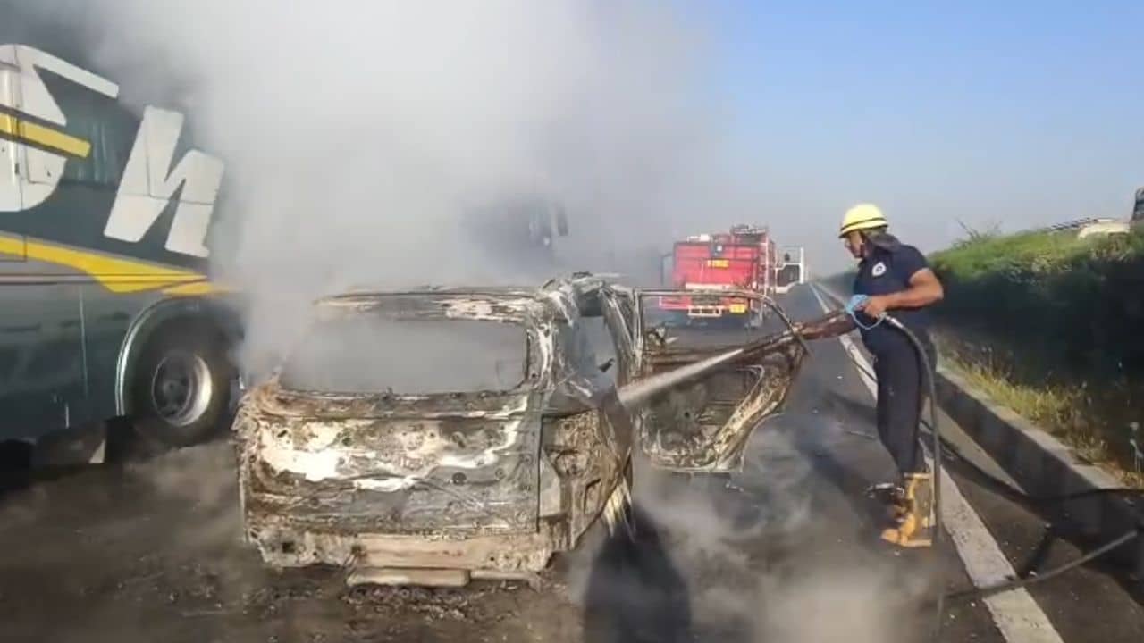 Kheda : નડિયાદ નજીક ટ્રકની પાછળ અથડાતા કાર ભડકે બળી, 5 લોકો હતા સવાર, જુઓ Video