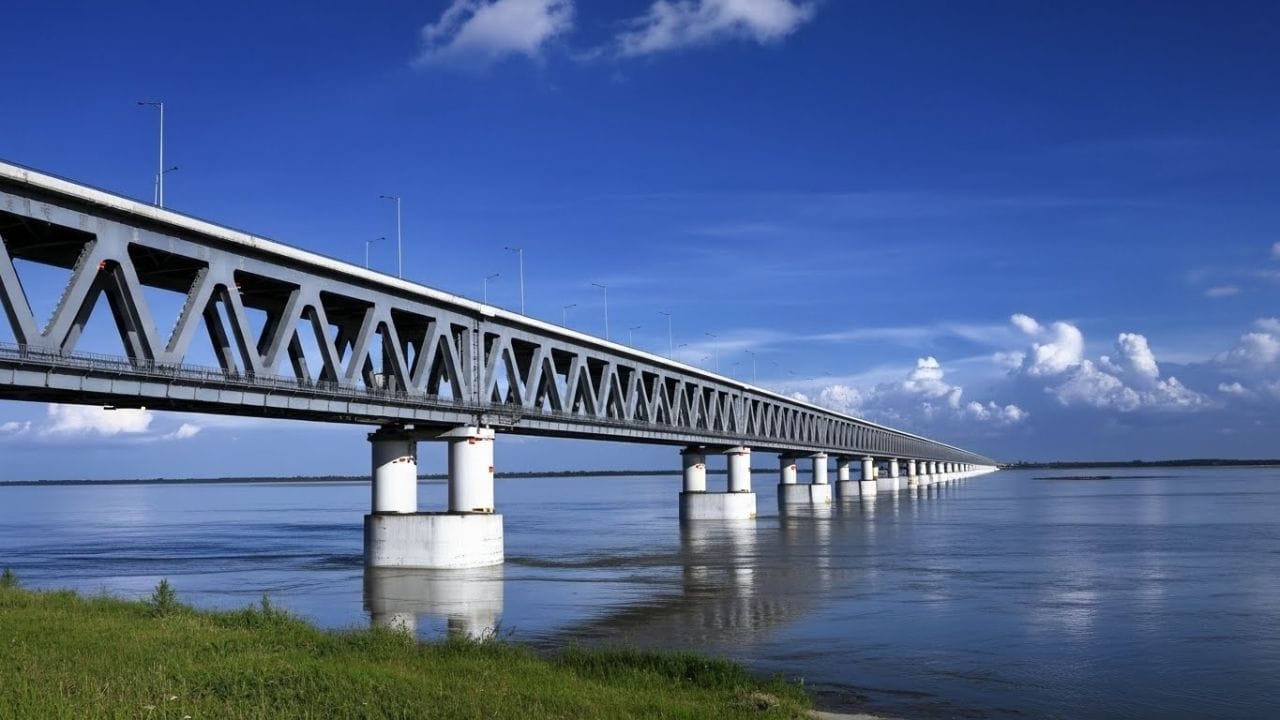 પુલમાં નટ અને બોલ્ટનો ઉપયોગ ન થવાને કારણે પુલનું વજન ઘટ્યું છે, જેના કારણે થાંભલાઓ પરનો ભાર ઓછો થયો છે.આ પુલનું આયુષ્ય 120 વર્ષ હોવાનો અંદાજ છે. સામાન્ય રીતે, પુલ 80 થી 100 વર્ષ સુધી ચાલે છે. આ પુલ એટલો મજબૂત છે કે, તે લશ્કરી ટેન્કોથી લઈને ફાઇટર જેટ સુધી બધું જ સંભાળી શકે છે.