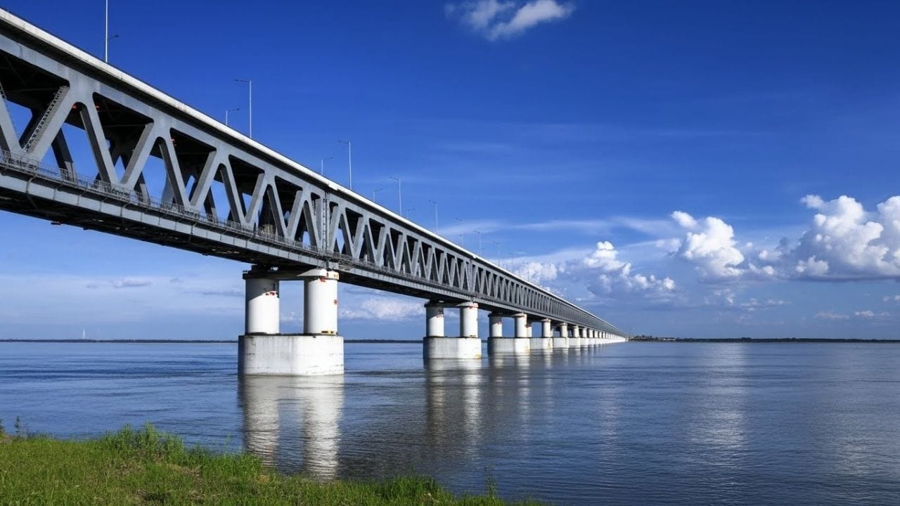 મોટાભાગના પુલો સામાન્ય રીતે નટ, બોલ્ટ અથવા રિવેટ્સનો ઉપયોગ કરે છે. જો કે, બોગીબીલ પુલ સંપૂર્ણપણે વેલ્ડીંગનો ઉપયોગ કરીને બનાવવામાં આવ્યો હતો, જેમાં સ્વીડિશ ટેકનોલોજીનો ઉપયોગ કરવામાં આવ્યો હતો. આ પુલને ઇટાલીથી આયાત કરાયેલ ભારે મશીનરીનો ઉપયોગ કરીને વેલ્ડીંગ કરવામાં આવ્યો હતો.