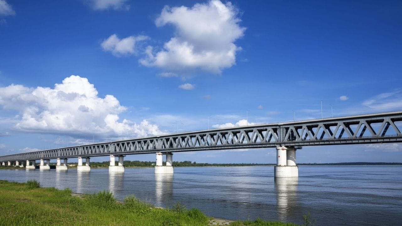 એક પણ નટ, બોલ્ટ કે રિવેટ ના છતાં પણ આ પુલ એટલો મજબૂત છે કે, તેના પર ટેન્ક અને ફાઇટર પ્લેન પણ ઉતારી શકાય છે. જણાવી દઈએ કે, તે ભારતના સૌથી મજબૂત પુલોમાંનો એક પુલ છે. 