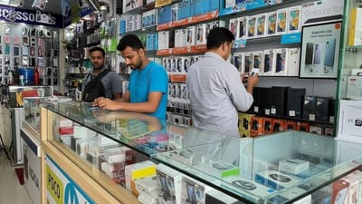 આજના સમયમાં મોબાઇલ ફોન ફક્ત એક ગેજેટ નથી પરંતુ લોકોના રોજિંદા જીવનનો એક ભાગ છે. કોલિંગથી લઈને ઓનલાઈન પેમેન્ટ, સોશિયલ મીડિયા, શિક્ષણ અને બિઝનેસ સુધી બધું જ મોબાઇલ ફોન દ્વારા સરળ બન્યું છે. આ જ કારણ છે કે, મોબાઇલ ફોનની માંગ સતત વધી રહી છે.