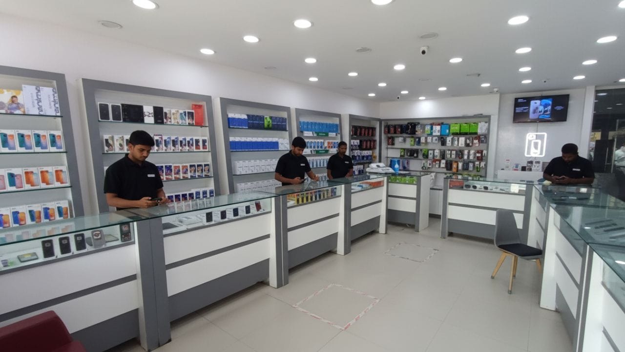 તમે મોબાઇલ રિપેર, સ્ક્રીન ગાર્ડ ઇન્સ્ટોલેશન અને એસેસરી સેલ્સ જેવી સર્વિસ આપીને વધુ રૂપિયા કમાઈ શકો છો. આ તમારા શોરૂમને વન-સ્ટોપ સોલ્યુશન બનાવે છે અને નવા ગ્રાહકોમાં વધારો કરે છે.