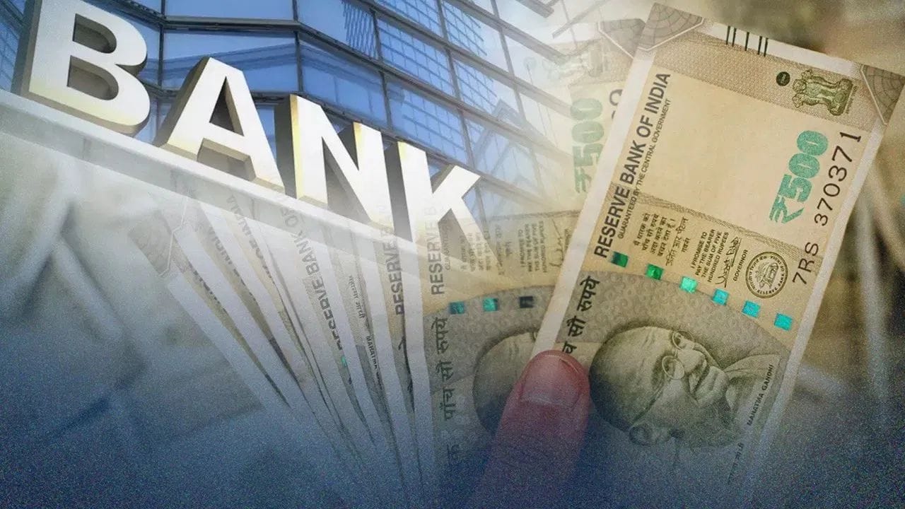 નવા વર્ષથી બેંકિંગ સિસ્ટમ વધુ પારદર્શક અને ઝડપી બનવાની તૈયારીમાં છે. અત્યાર સુધીમાં 'ક્રેડિટ બ્યુરો' દર 15 દિવસે 'ક્રેડિટ સ્કોર્સ' અપડેટ કરતા હતા પરંતુ 1 જાન્યુઆરીથી હવે તે સાપ્તાહિક અપડેટ કરવામાં આવશે. આનાથી લોન પાત્રતા અને ક્રેડિટ હિસ્ટરીની માહિતી રિયલ-ટાઈમમાં ઉપલબ્ધ થશે.