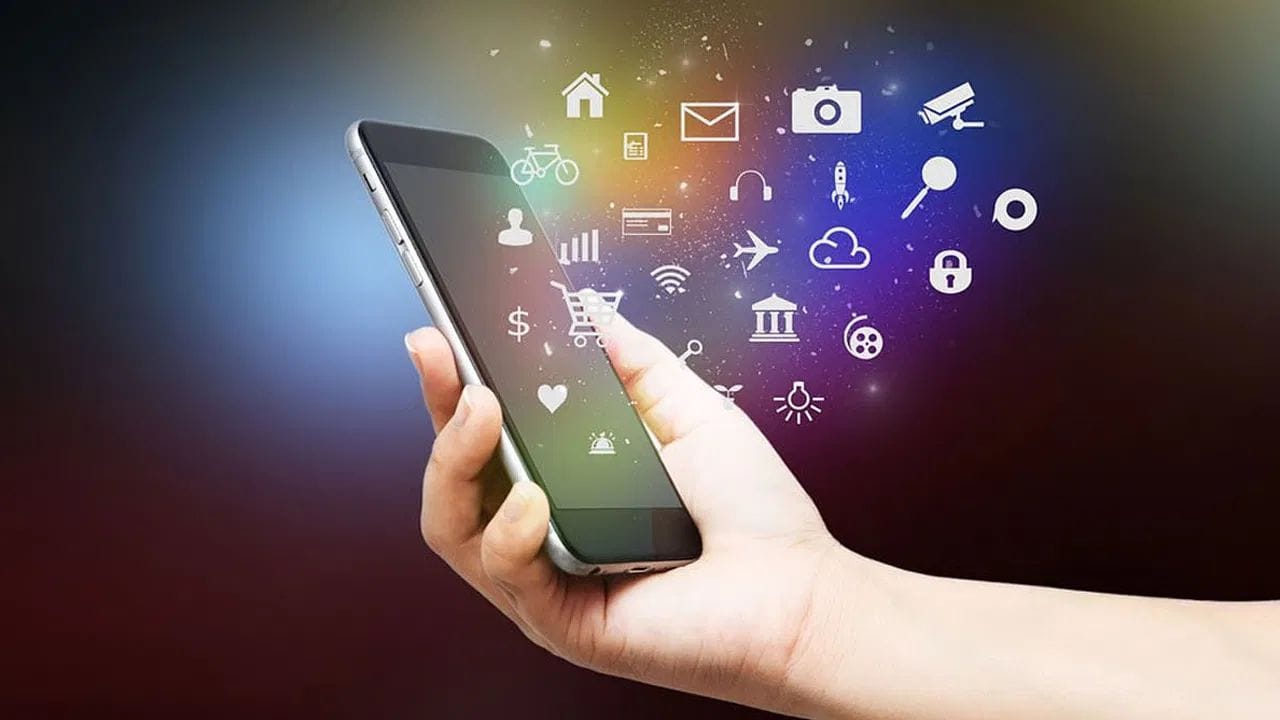 ઓનલાઈન છેતરપિંડી અટકાવવા માટે સરકાર અને બેંકો કડક વલણ અપનાવી રહી છે. ડિજિટલ પેમેન્ટના ધોરણો કડક બનાવવામાં આવી રહ્યા છે. ખાસ કરીને, સ્પામ અને નાણાકીય છેતરપિંડીને રોકવા માટે WhatsApp, Telegram અને Signal જેવી મેસેજિંગ એપ્સ માટે સિમ વેરિફિકેશનના નિયમો કડક કરવામાં આવશે.